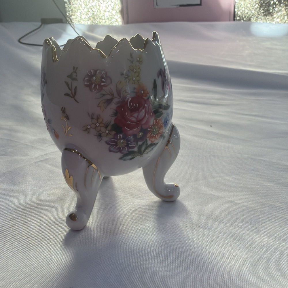VINTAGE HANDPAINTED PORCELAIN FOOTED EGG VASE FLORAL PATTERN RARE Easter Spring